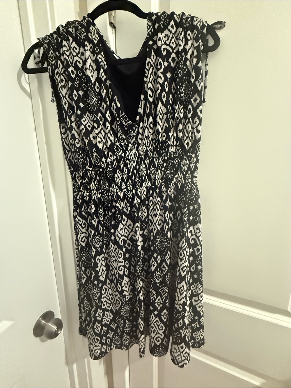 Old Navy Black & White Printed Sleeveless V-Neck Mini Dress